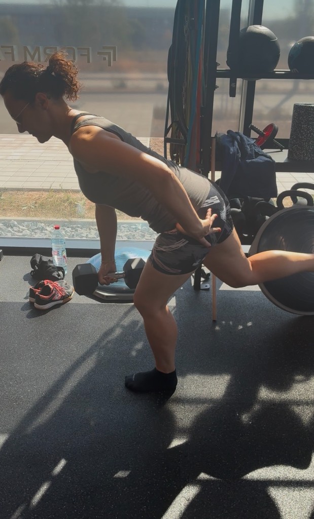 Trénink – jednonožný deadlift s kettlebellem