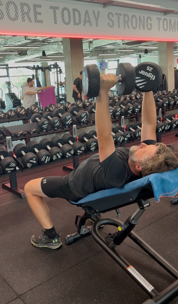 Trénink – incline bench press